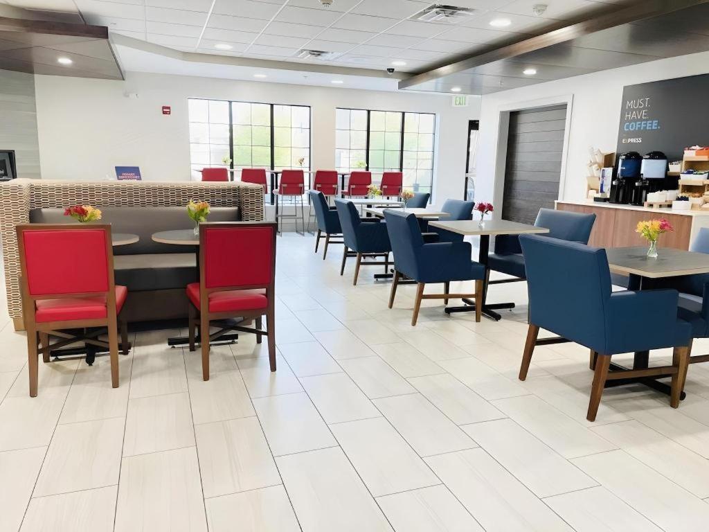 Holiday Inn Express Hotel & Suites Grand Island By Ihg Exterior foto
